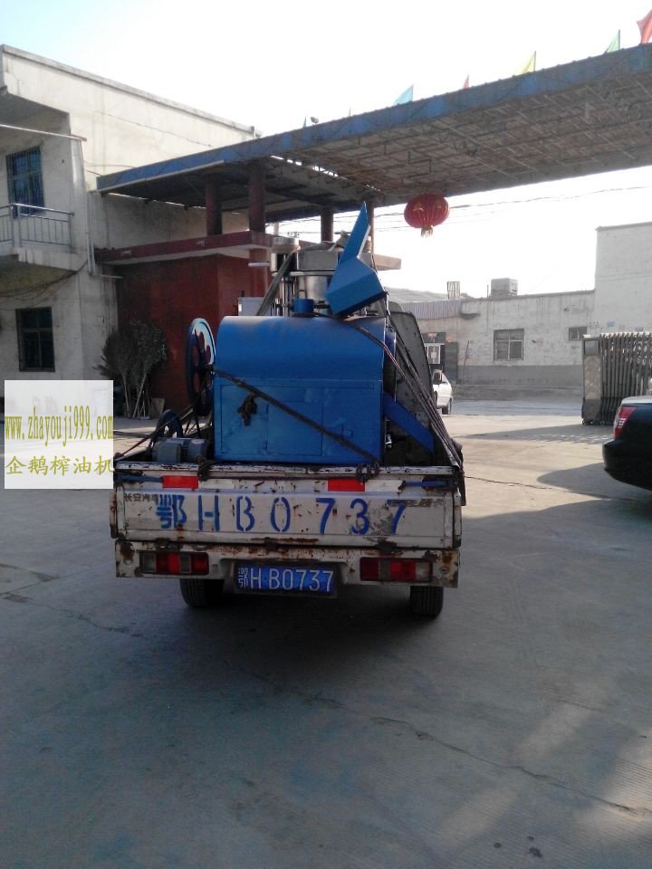 湖北荊門的核桃榨油機已裝車發(fā)貨