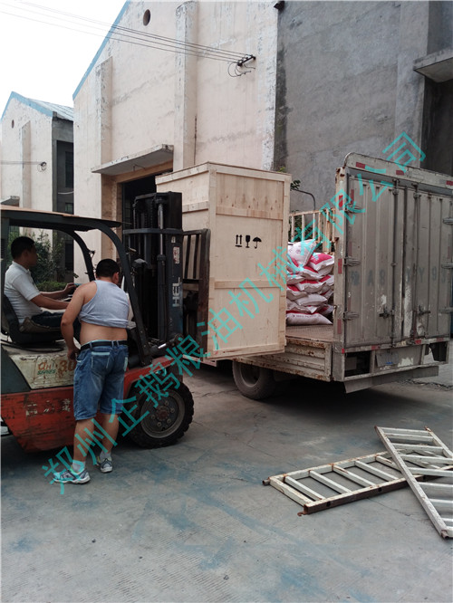 企鵝榨油機廠家印度客戶設(shè)備發(fā)貨(圖1) 企鵝榨油機廠家印度客戶設(shè)備發(fā)貨(圖1)